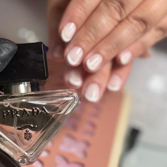 Manicura en blanco perlado