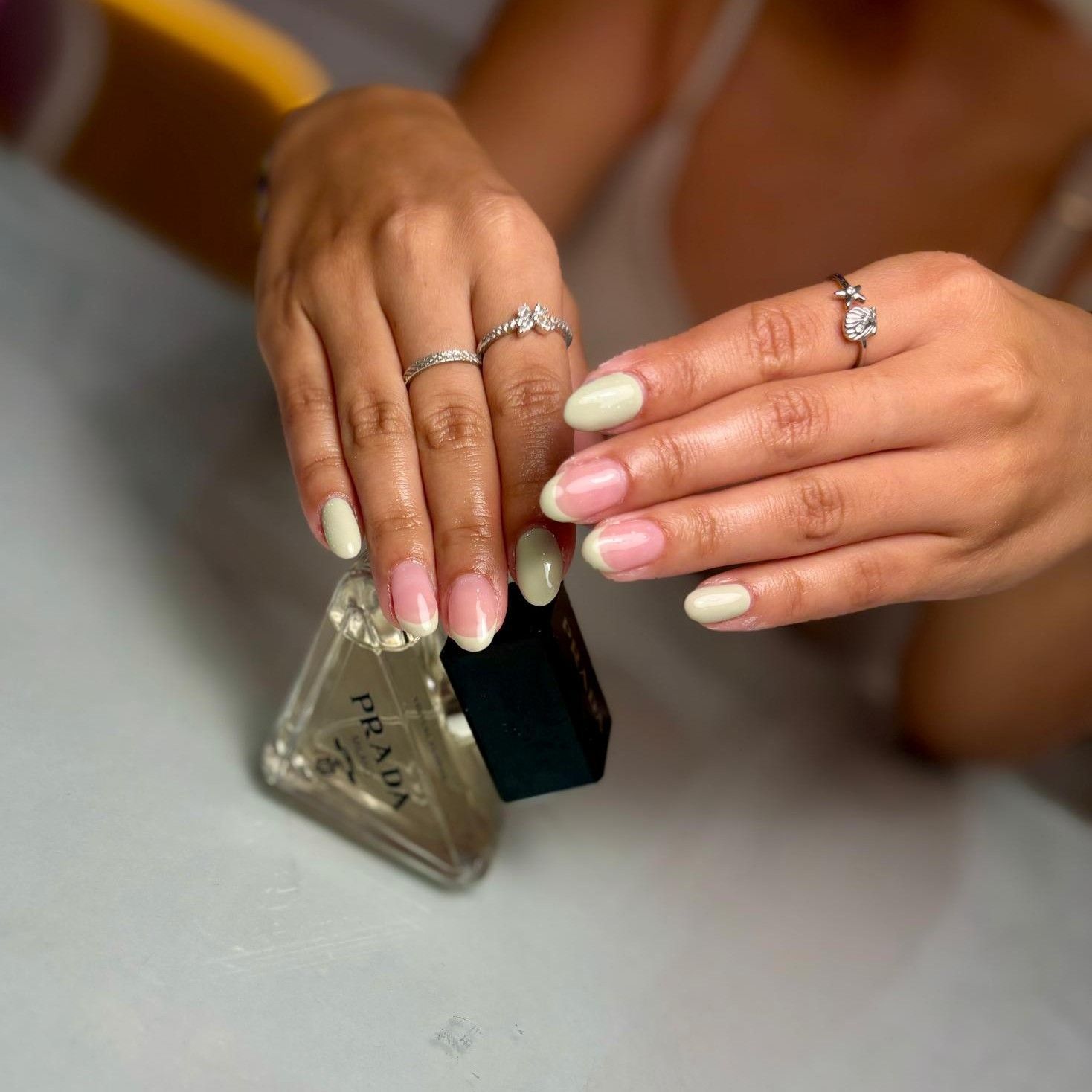 Manicura francesa en tonos suaves realizada en Galessi